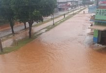 VÍDEO: chuva provoca alagamento em quase toda extensão de uma das principais avenidas de Vilhena