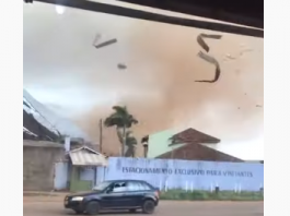 VÍDEO: vendaval destelha casas, comércios e causa pânico em moradores de Porto velho