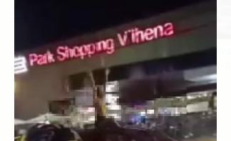 VÍDEO: em Vilhena, jovem faz strip-tease sobre carro na frente de shopping e vídeo repercute em redes sociais