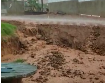 VÍDEOS: empresário passa noite montando barricada com sacos de terra para evitar que casa e comércio sejam invadidos novamente por enxurrada em Colorado