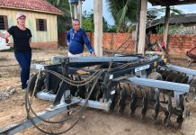 Lazinho da Fetagro entrega maquinários para Associação de Produtores Rurais e Escolas Família Agrícola do Cone Sul