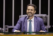 Projeto de Léo Moraes que proíbe cobrar juros diferentes repercute nacionalmente