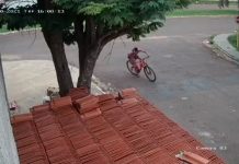 VÍDEO: câmeras flagram jovem furtando bicicleta em Vilhena