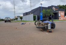 Mulher é levada ao pronto-socorro da UPA após colisão entre carro e motoneta em Vilhena