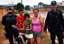 Dedicação nos estudos leva garota de 11 anos ganhar bicicleta de policiais da Patrulha Maria da Penha em Vilhena