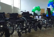 Cirone Deiró garante entrega de cadeiras de rodas para moradores de Cacoal e região