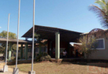 Em Corumbiara, vândalos invadem escola e desistem de “limpa” após janela com proteção impedir ação