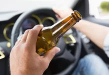 Após ser flagrado bebendo cerveja enquanto dirigia, motorista agride policial com soco em Corumbiara