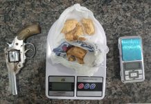 Homem é preso após polícia localizar droga em saco de ração de cachorro; suspeito estaria abastecendo bocas de fumo