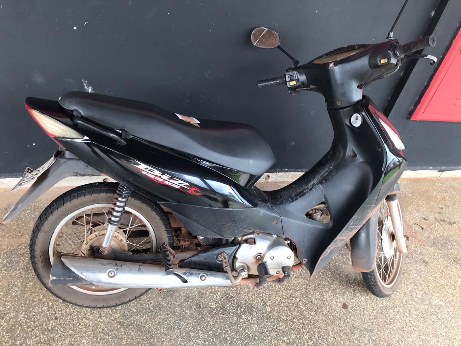 Man recovers a motorbike that had been stolen while having fun at a concert hall at New Year's Eve;  police registered case thumbnail