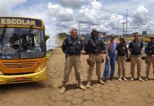 Fiscalização do transporte escolar coordenada pelo MP flagra ônibus superlotados em Vilhena; promotora comenta ação