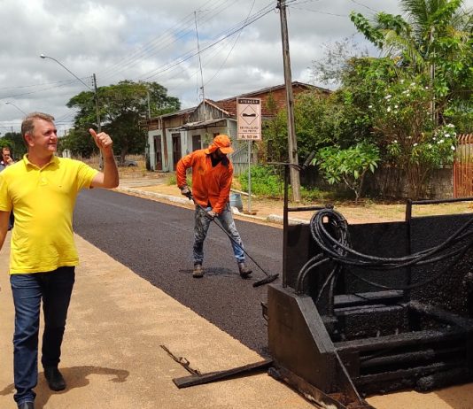Luizinho Goebel fiscaliza obras do projeto “Tchau Poeira” em Pimenteiras