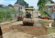 VÍDEO: após matéria do Extra, prefeitura faz paliativo com cascalho em rua no centro de Colorado