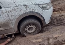 VÍDEO: produtor reclama de 17 km de buraqueira e lama na linha Rio Claro em Vilhena: “estamos isolados”