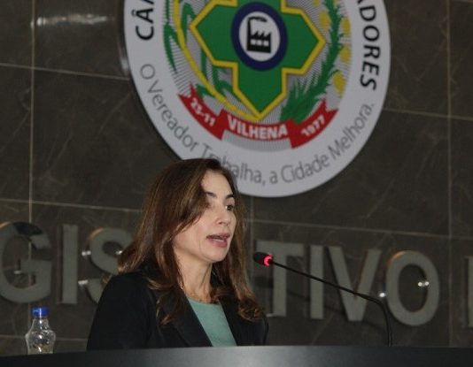 Delegada apresenta relatório e fala sobre violência contra a mulher na sessão da Câmara em Vilhena