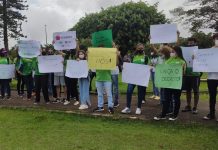 VÍDEO: “queremos estudar”, gritam alunos do IFRO em protesto por solução para transporte em frente ao gabinete do prefeito em Vilhena