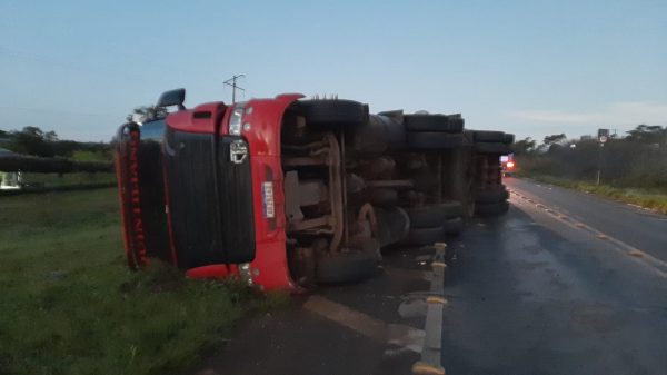 Carreta tombada em Vilhena