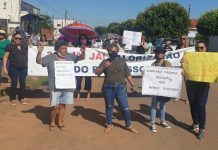 CEREJEIRAS: no 2º dia de greve, professores percorrem avenida e mandam recado a prefeita: “a culpa é sua”