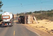 VÍDEO: carreta carregada com milho tomba na BR-364 próximo a Vilhena