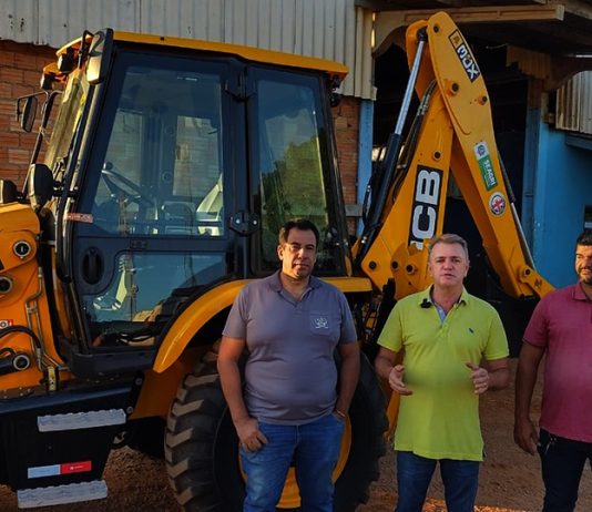 Luizinho Goebel realiza entrega de retroescavadeira em São Miguel do Guaporé