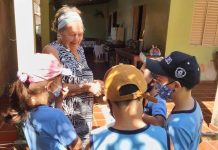 Professores inovam e levam alunos para orientar e incentivar moradores com descarte correto do lixo em Vilhena; fotos