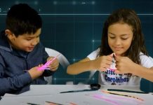 VÍDEO: youtuber vilhenense de 7 anos que tem mais de 1,8 mil seguidores ensina fazer bonecos dançarinos com pulseiras de neon