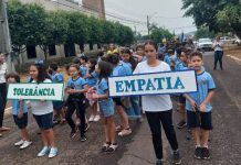 Em Vilhena, alunos da escola Marizeti Mendes participam da “Marcha Cívica” em comemoração aos 200 anos da Independência do Brasil; fotos