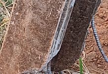 Poste quebrado há nove dias ameaça cair em cima de casa no Assosete em Vilhena