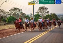 Tradicional cavalgada abre a 34ª exposição em Colorado
