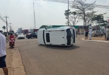 Carro tomba após colisão no Jardim Eldorado em Vilhena