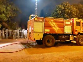 VÍDEO: casa de madeira é destruída após pegar fogo em Vilhena