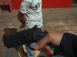 Homem com simulacro de arma de fogo, droga e faca é preso pela Patrulha Reforço em Vilhena