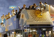 Campeões do mundo embarcam de volta para Argentina