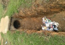 Lixo é jogado em canal de drenagem pluvial após passar por limpeza e secretário pede conscientização da população em Vilhena