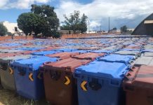 Lixeiras da prefeitura estão “no tempo” no pátio da Cibrazém em Vilhena