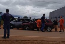 Duas pessoas são levadas ao hospital após colisão entre carros em Vilhena