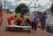 Câmeras de segurança registram momento em que motociclista bate em caminhão em Vilhena