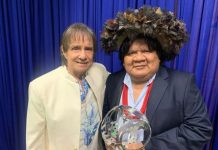 Cacique rondoniense recebe ‘Nobel Verde’ e tem encontro com Roberto Carlos