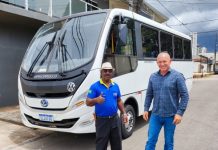 Ezequiel Neiva entrega micro-ônibus para atendimento à saúde em Presidente Médici