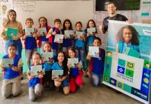 Sicoob Fronteiras distribui mais de 500 livros da Coleção Financinhas aos alunos da rede municipal de Colorado