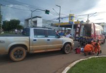 Colisão entre caminhonete e moto em semáforo deixa mulher ferida em Vilhena