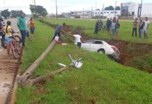 Motorista perde controle, bate em poste e cai dentro de valeta em Vilhena