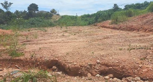 Prefeitura não faz manutenção e moradores estão ilhados em rua de Colorado