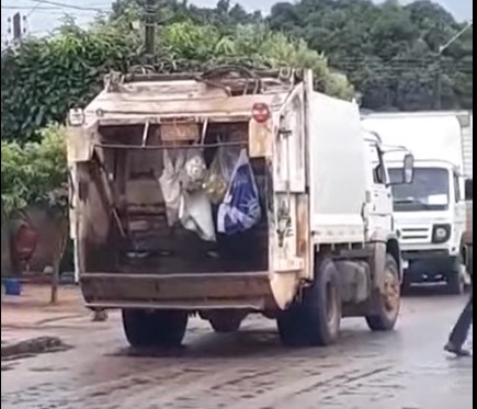 Indignado, comerciante divulga vídeo mostrando caminhão espalhando resíduos de lixo em ruas de Cerejeiras