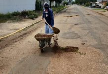 Morador tapa buracos com terra em avenida movimentada no centro de Vilhena