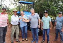 Deputada Rosangela Donadon entrega trator para associação de produtores rurais em Chupinguaia