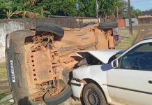 Carro tomba ao ser atingido por outro em Vilhena