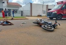 Dupla abastece moto em posto, foge sem pagar e bate em carro em Vilhena