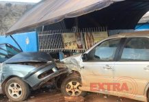 VÍDEO: motorista perde controle, bate em outro carro, em poste e derruba parede de comércio em Vilhena