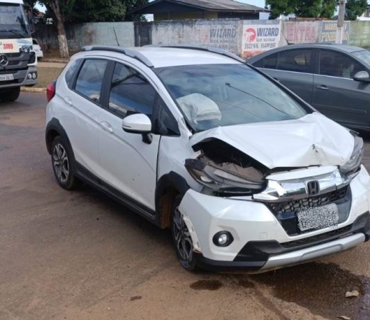 Carros colidem em cruzamento no Jardim Eldorado em Vilhena
